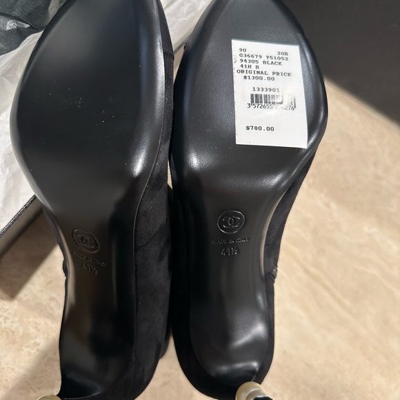 Brand new Chanel Booties in size 41.5 with pearl heel and suede. Never worn!! - Picture 4 of 6